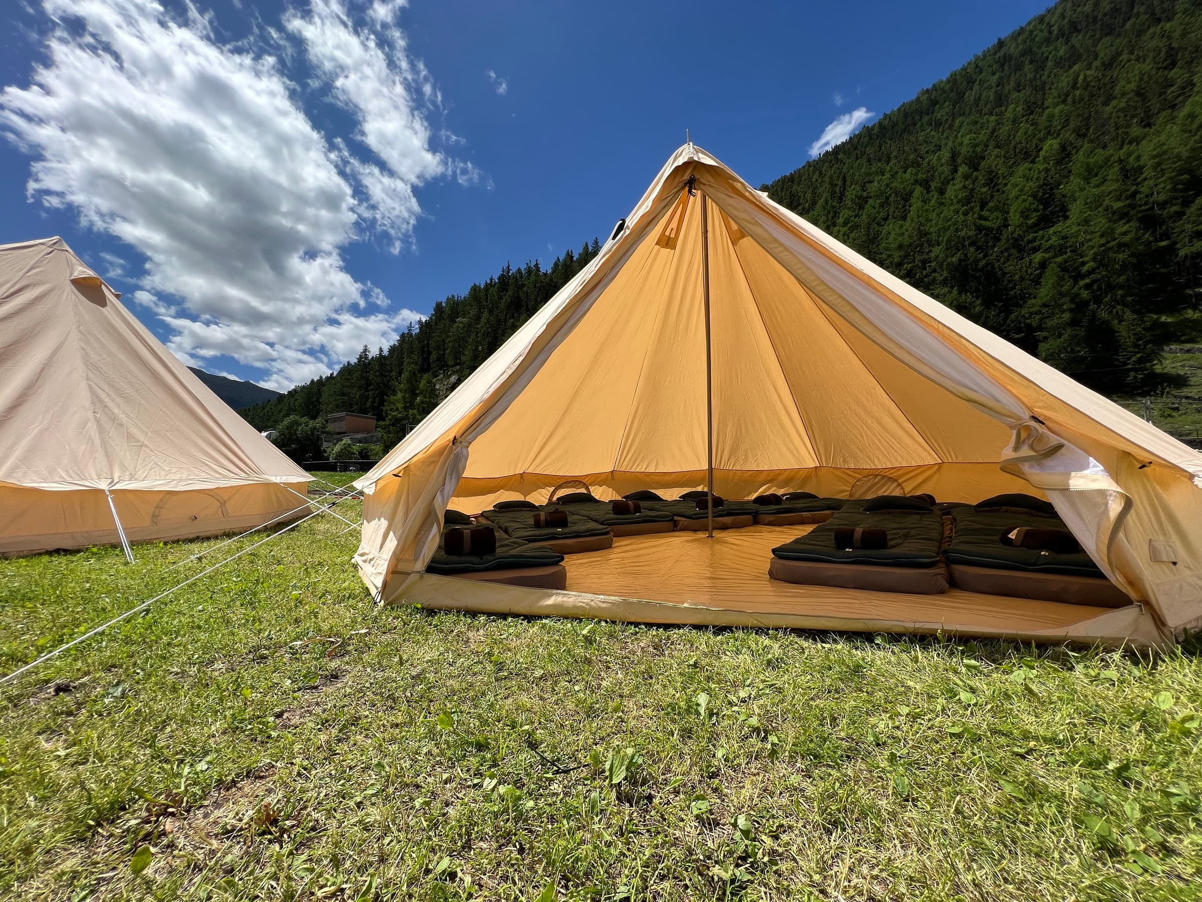 Glockenzelt auf einer Wiese in den Bergen