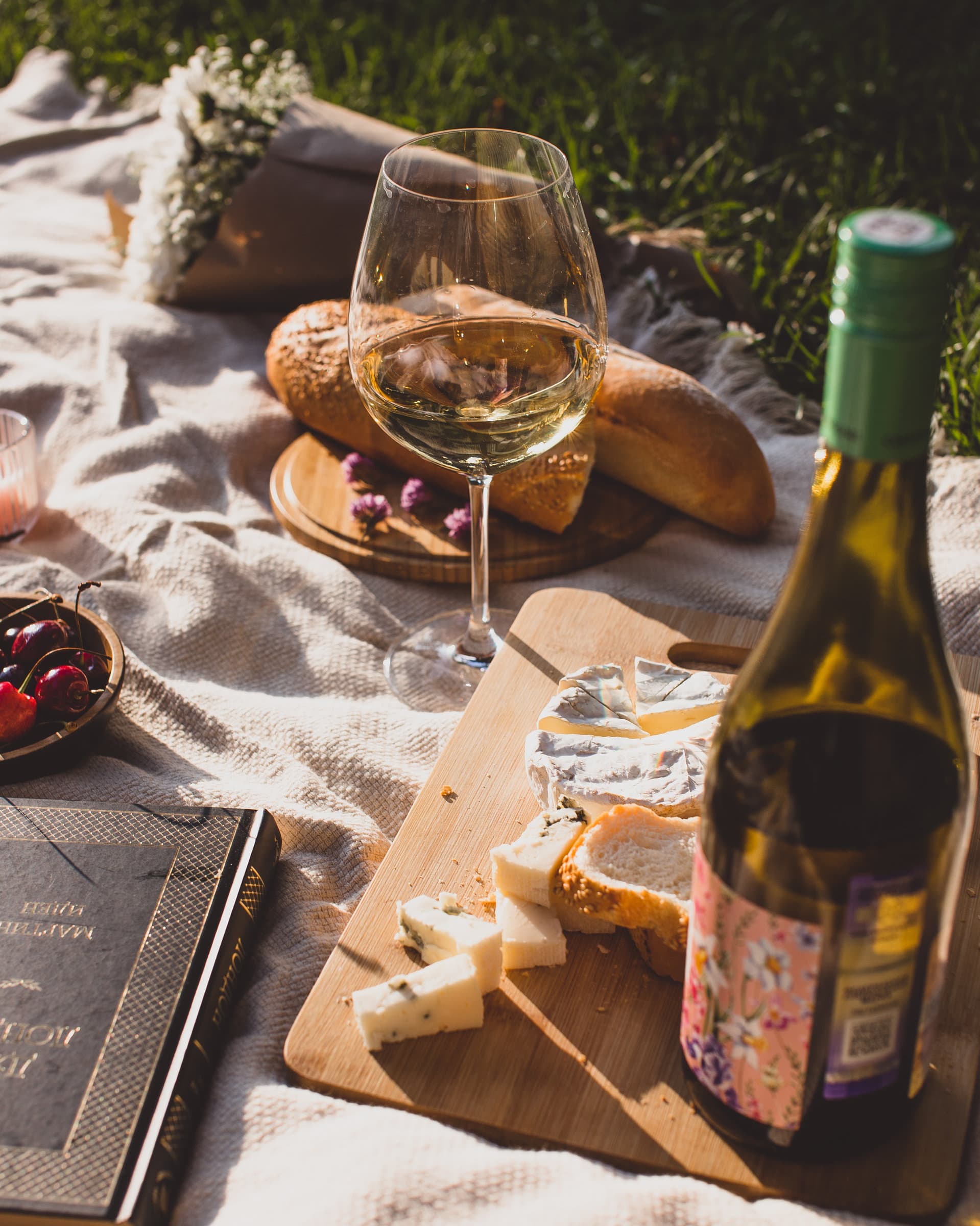 Picknick mit Wein auf einer Decke