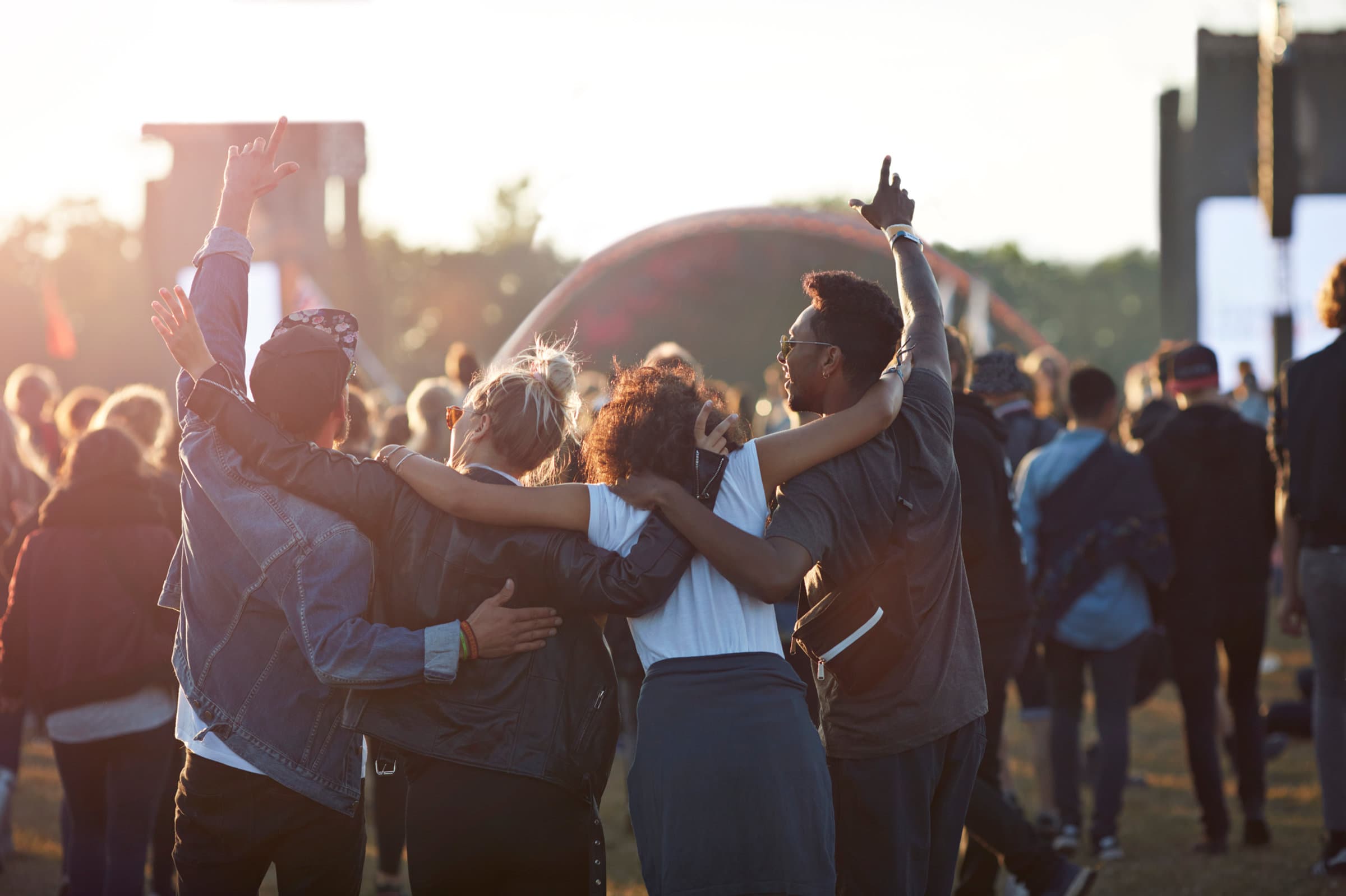 Festivalpublikum im Abendlicht